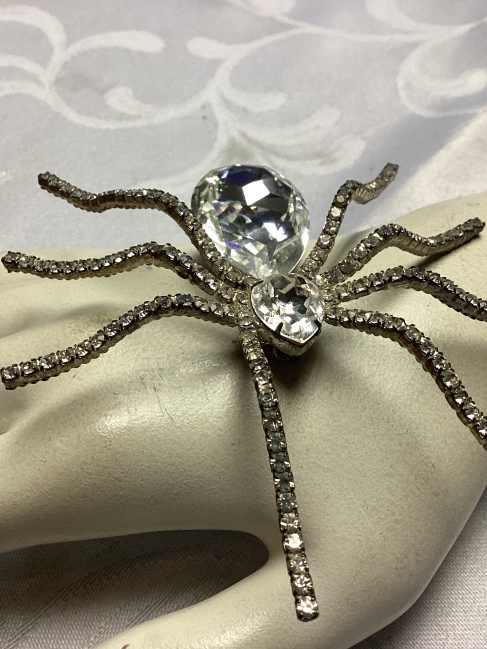 SPIDER BROOCH. HUGE VINTAGE RHINESTONE. MINT.